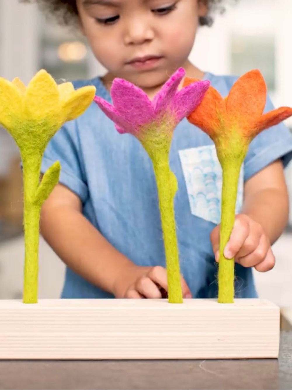 Lovevery Felt Flowers In A Row w/Wood Stand The Helper Play Kit Montessori Toy